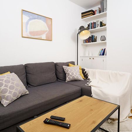 Lovely Apartment In Victoria Park Village Londra Exterior foto