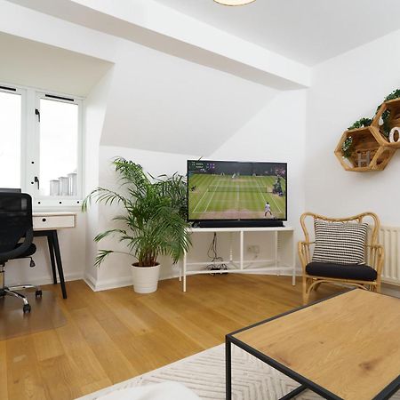 Lovely Apartment In Victoria Park Village Londra Exterior foto