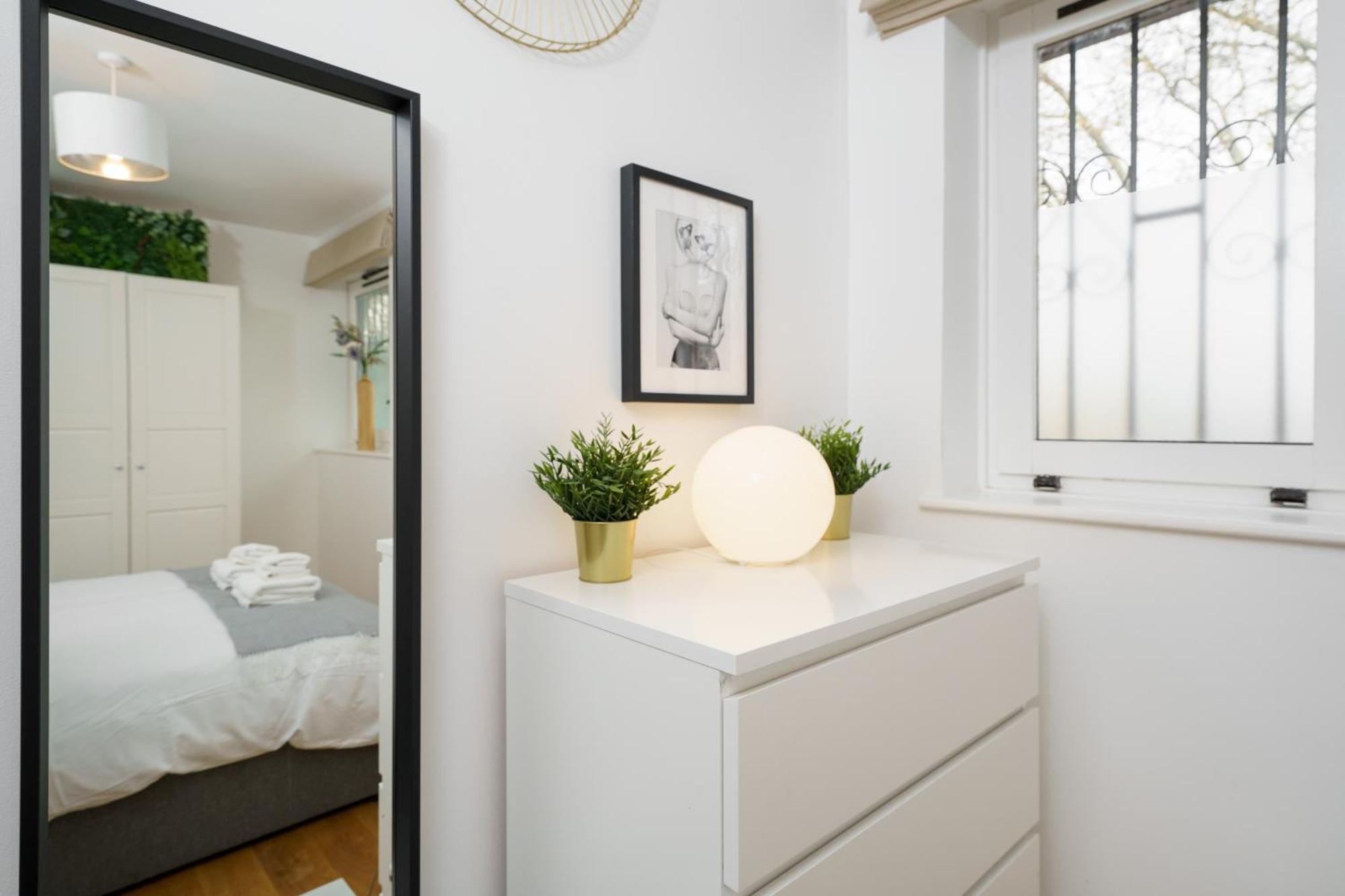 Lovely Apartment In Victoria Park Village Londra Exterior foto