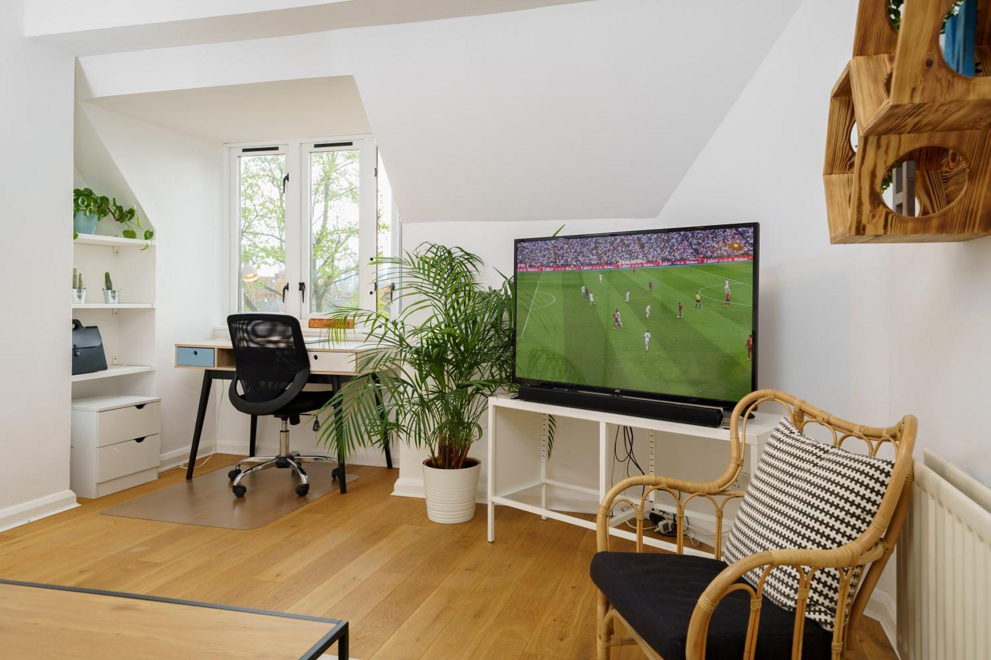 Lovely Apartment In Victoria Park Village Londra Exterior foto