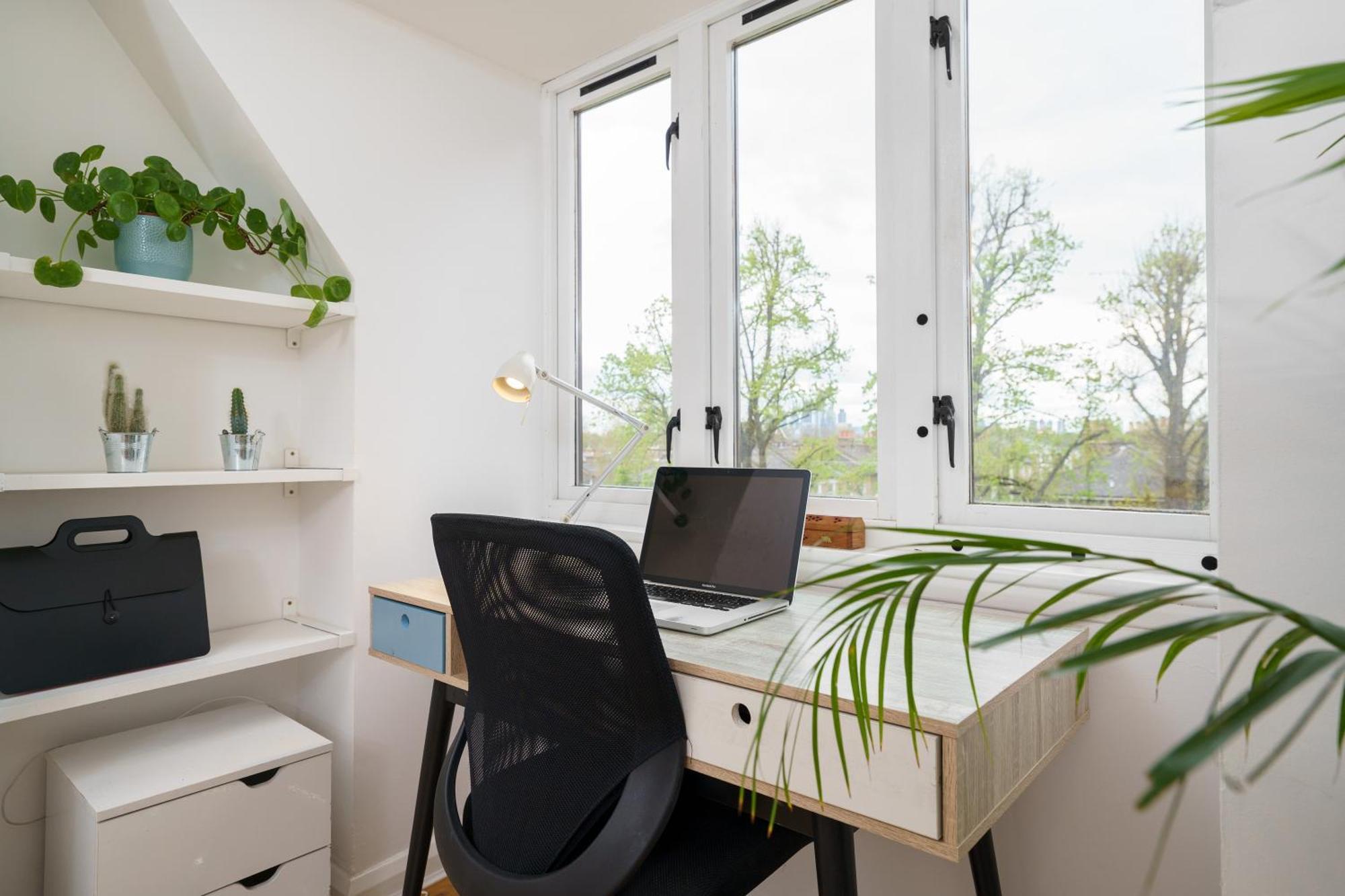 Lovely Apartment In Victoria Park Village Londra Exterior foto