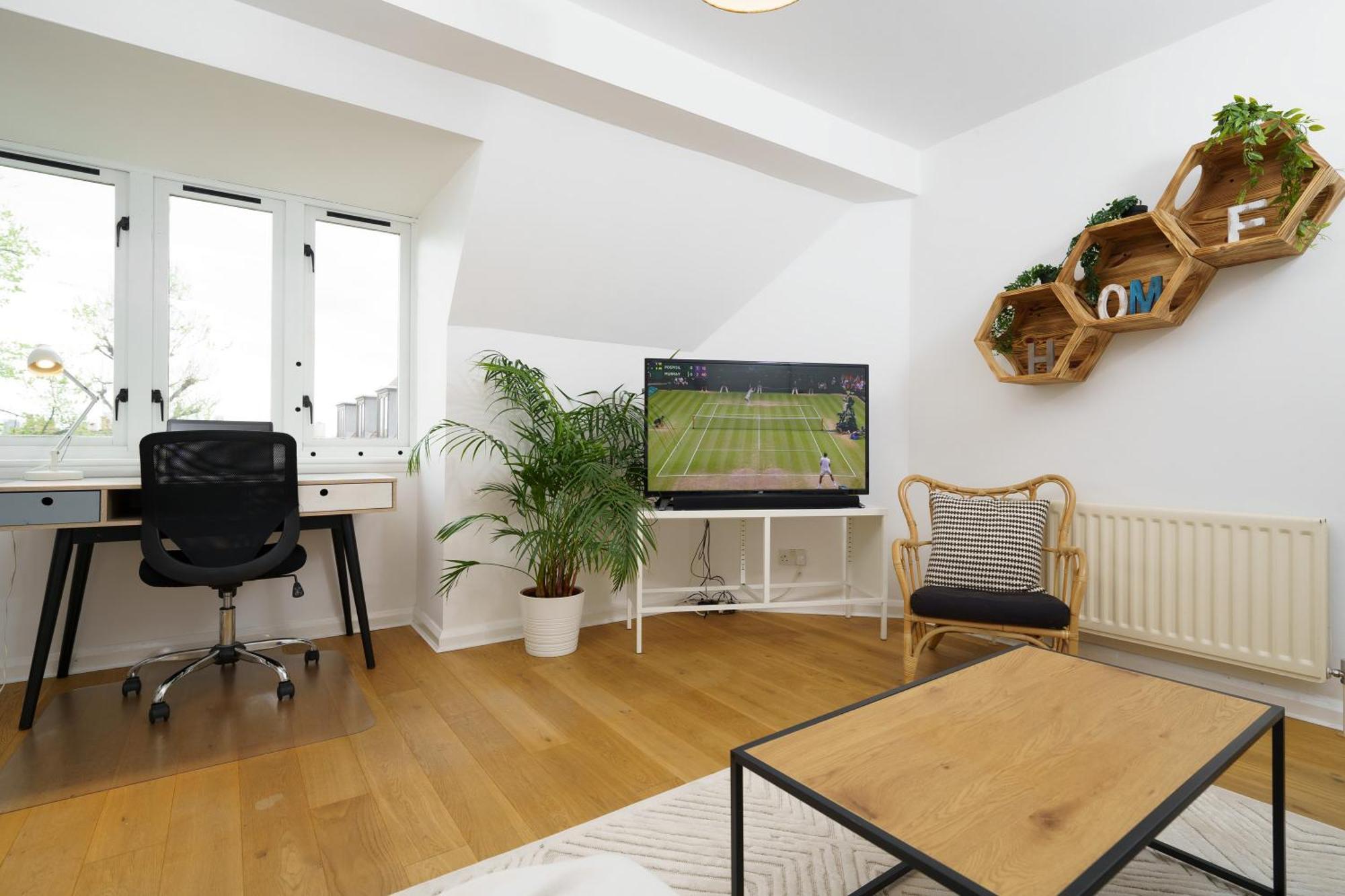 Lovely Apartment In Victoria Park Village Londra Exterior foto