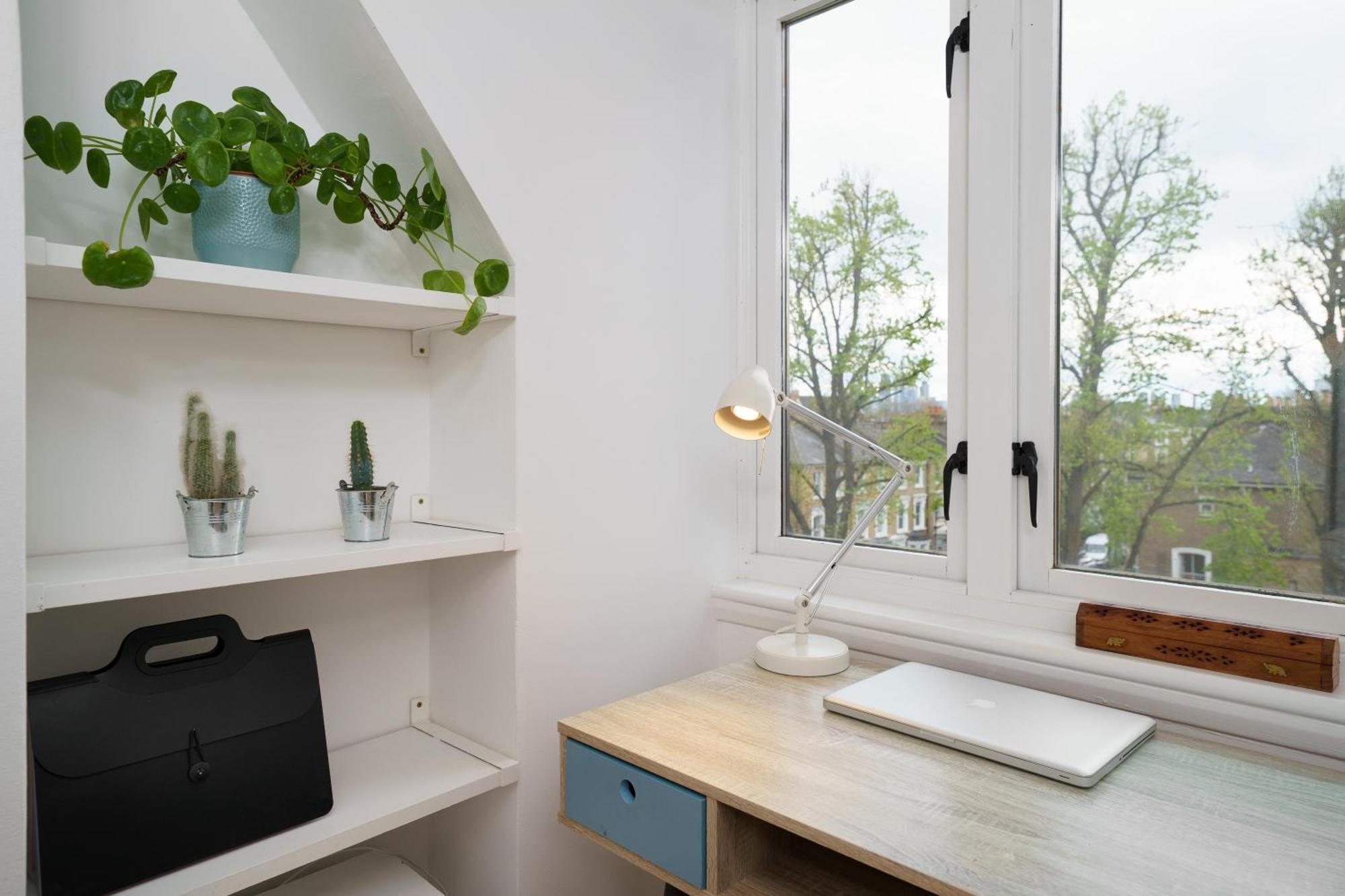 Lovely Apartment In Victoria Park Village Londra Exterior foto