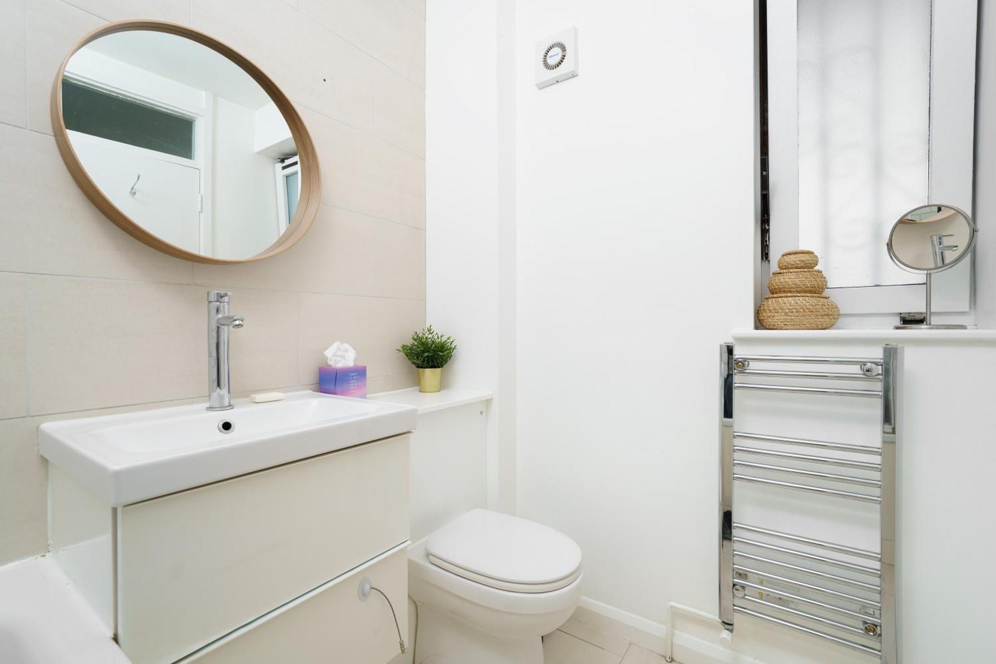 Lovely Apartment In Victoria Park Village Londra Exterior foto