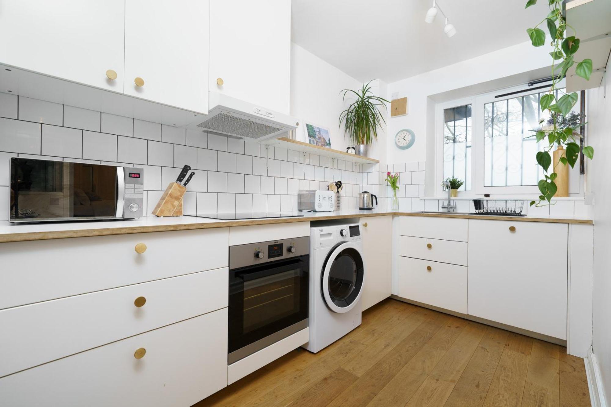 Lovely Apartment In Victoria Park Village Londra Exterior foto