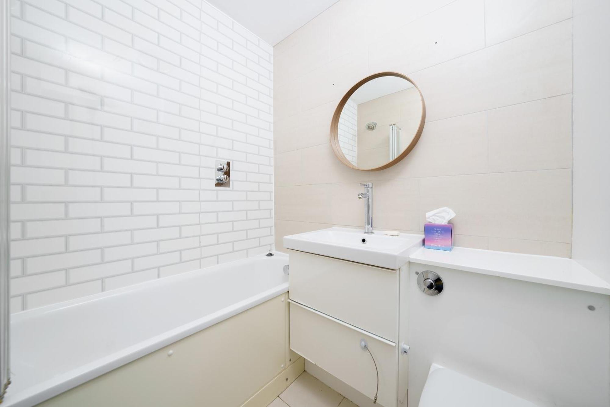Lovely Apartment In Victoria Park Village Londra Exterior foto