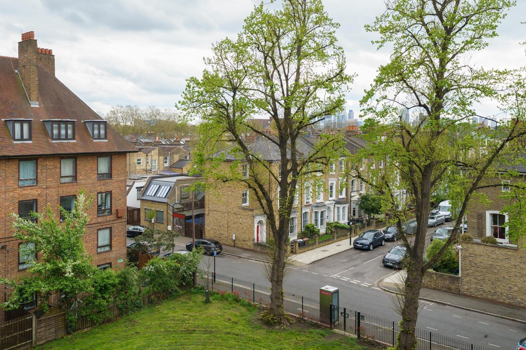 Lovely Apartment In Victoria Park Village Londra Exterior foto